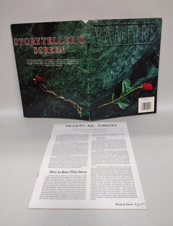 La pantalla y la aventura Blood at Dawn. La pantalla tiene el dise&ntilde;o verde m&aacute;rmol con la rosa, la aventura es una grapa de papel blanco sin portada ni nada.
